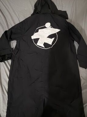 STUSSY LIGHTWEIGHT SURFMAN TRENCH COAT IN BLACK